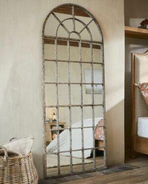 Дзеркало в металевій рамі